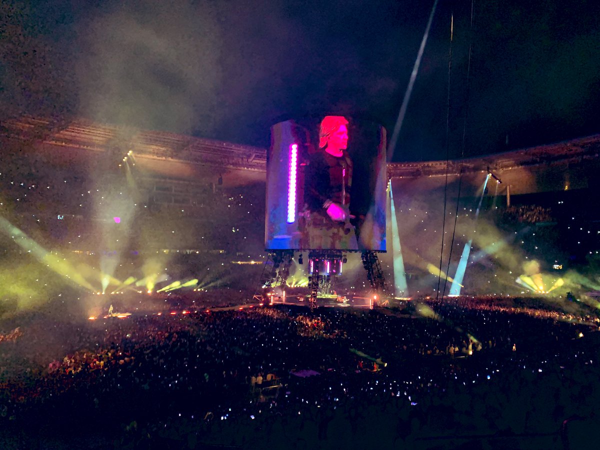 #CentralTour Magnifique et grandiose performance <a href="/indochinetwitt/">Indochine</a> ! « Merci et rendez-vous en 2033 » #Indochine