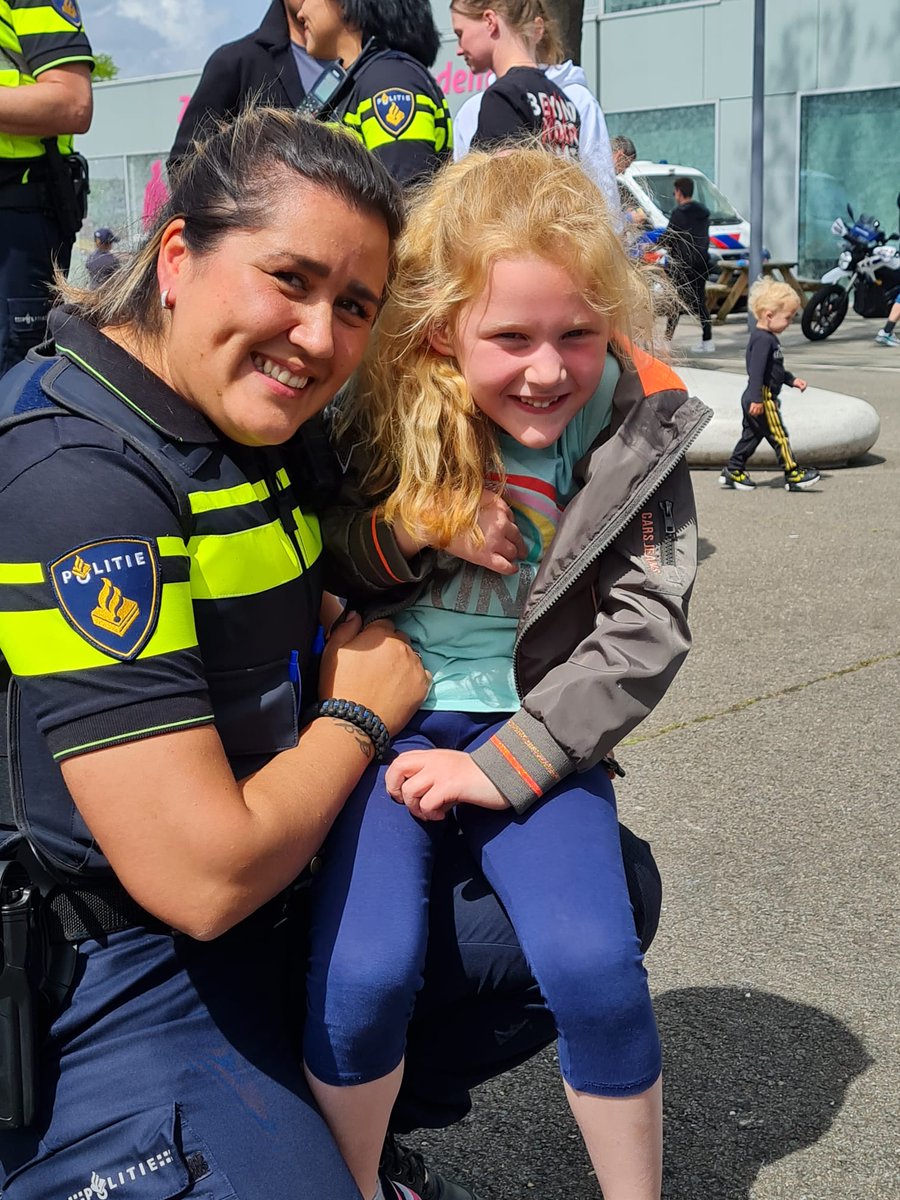 Kyara(5 jr.) bij haar oudste zus Melissa(33 jr.) een kijkje nemen op de veiligheidsdag in Rotterdam. Trots op mijn meisjes.