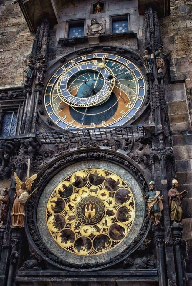 El reloj astronómico de Praga, instalado en 1410. Es el reloj astronómico más antiguo del mundo aún en funcionamiento