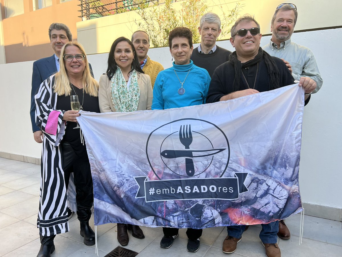 MarianaDilernia's tweet photo. Que linda gente!!! La mejor energía generada siempre por #embasadores @JCCERUTTI  🇨🇭 🇲🇽 🇦🇷 https://t.co/2T3mFHS3vL