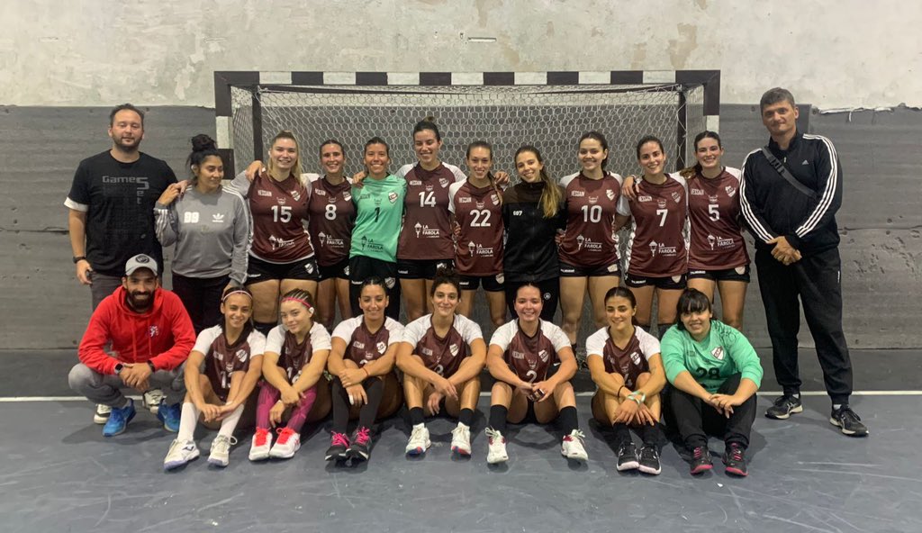 caplatense's tweet photo. [Handball] #Mayores #Damas #PrimeraDivisión @femebal 

😀 ¡Las “Calamares” no paran!

✅ Victoria por 20-16 ante Ferro Carril Oeste C 

🔢 El equipo de Román Bravo es escolta con 8 triunfos, 1 empate y 1 caída. La próxima fecha 🆚 el líder Munic. 3 de Febrero.

#SiemprePlatense🤎 https://t.co/ySlqBBScAq