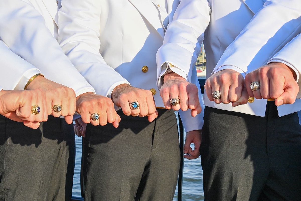 NavyWaterPolo's tweet photo. The Academy is place of Traditions like no other. JR’s, 2/C mids, got to dip their rings into the water of the 7 seas. This ring is one of the greatest honors an USNA has. Congrats men!! #gonavywp🇺🇸
#ringknocker @NavalAcademy https://t.co/qy1zOspftC