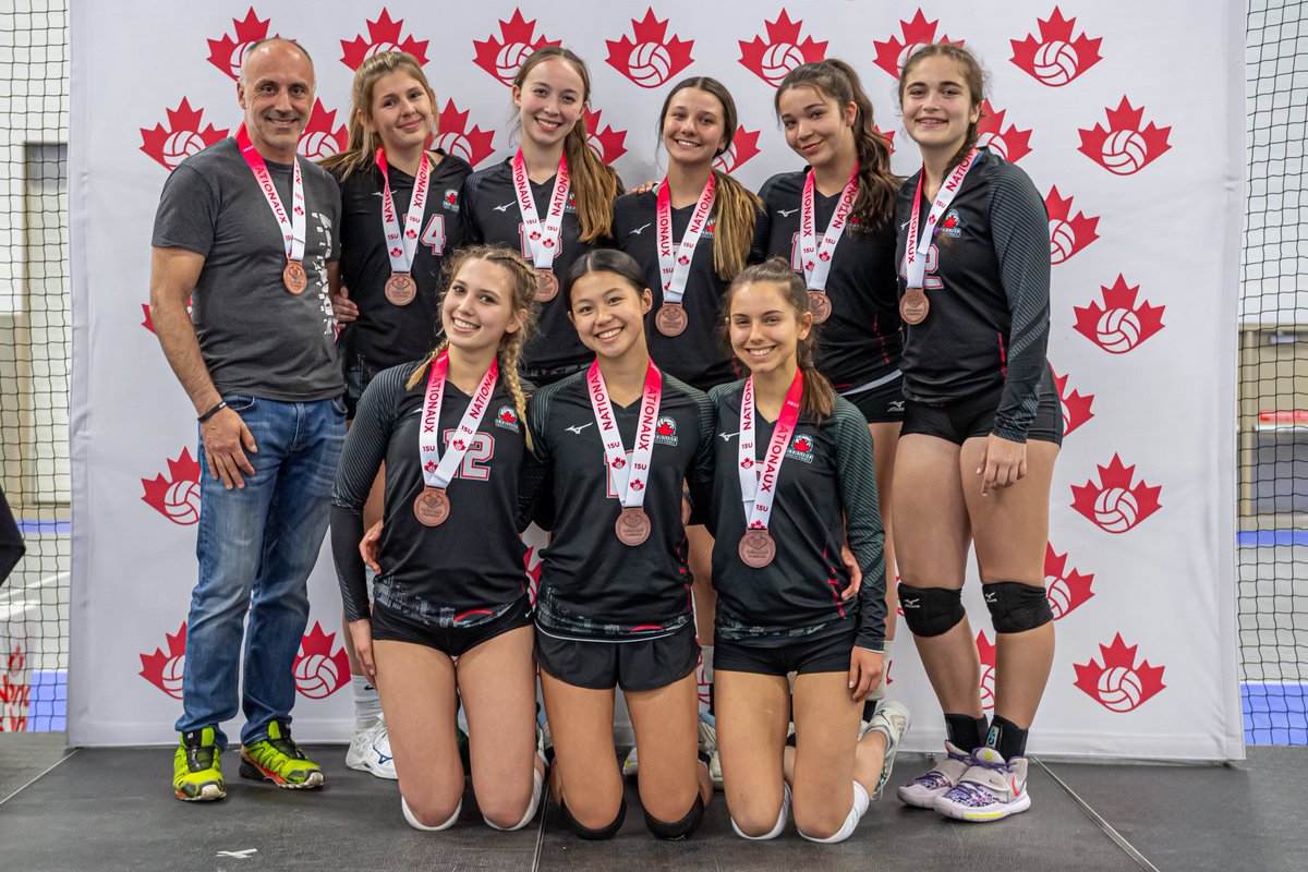 VCNationals's tweet image. All about that bling!… ✨
Well done ladies!

Your 2022 #VCNats 15U Girls National Medalists &amp;amp; All-Stars 🌟!
🥇 @PakmenVball Gold Diem (ON)
🥈 @DefensaVB Purple (ON)
🥉 @LeasideVBC Bolts (ON)
🥳
Congratulations to all! 👏