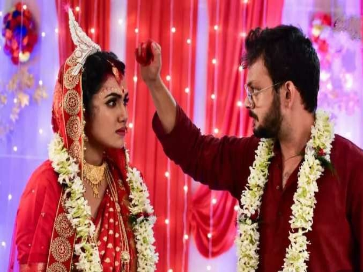 Exclusive - 'Accidental wedding’ sequence in ‘Aay Tobe Sohochori’ becomes fodder for memes; actress Kuyasha Biswas says “I enjoyed the memes and had a good laugh”

For more, read: bit.ly/3wJMzJQ

#howtomarryyourcrush #accidentalwedding #aaytobesohochori #memes #troll