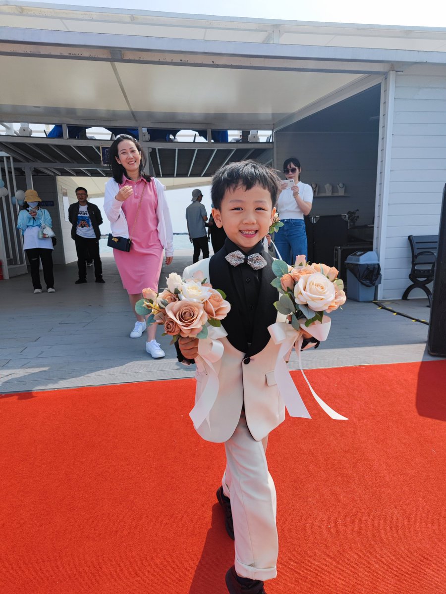 duvyl6iV1Qi7UQC's tweet photo. 帅气的小花童 https://t.co/UmDXE7dnf6