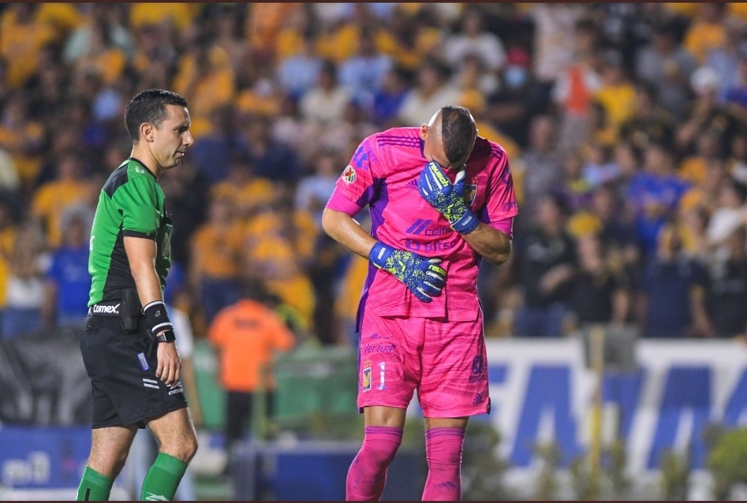 Nahuel llora al enterarse (le hablaron de la banca) que aunque pare el penal, están eliminados por el error del Cuerpo Técnico, sabe que el gran esfuerzo de TODOS sus compañeros ha sido en vano...
Grande Patón!
En la victoria y en la derrota...