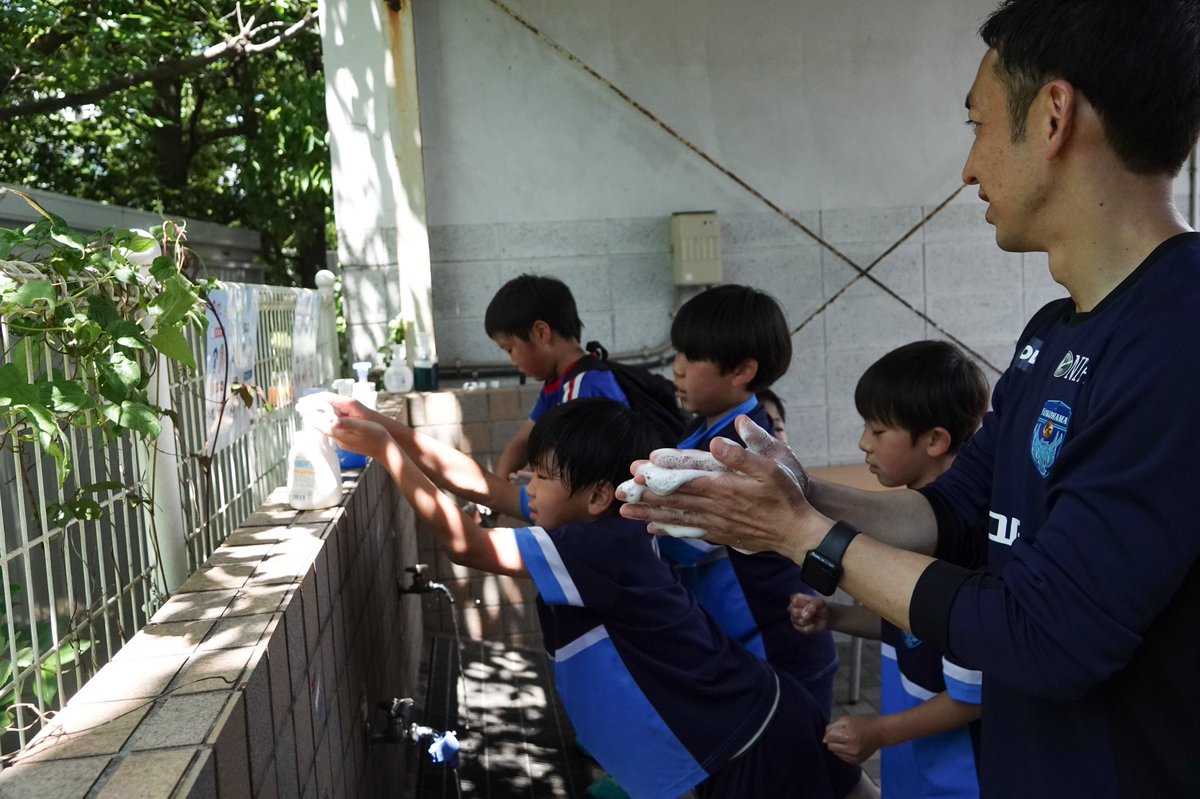 横浜fc 公式 S Tweet サッカークリニックの前には 昨年から継続している 手洗い教室 を 花王 株式会社様の協力を得て実施しました まだまだ大切な感染予防 しっかり習慣付けましょう サッカーをした後にも あわあわ手あらいのうた を歌いながらみんな 横浜fc 公式 S Tweet サッカークリニックの前には 昨年から継続している 手洗い教室 を 花王 株式会社様の協力を得て実施しました まだまだ大切な感染予防 しっかり習慣付けましょう サッカーをした後にも あわあわ手あらいのうた を歌いながらみんな