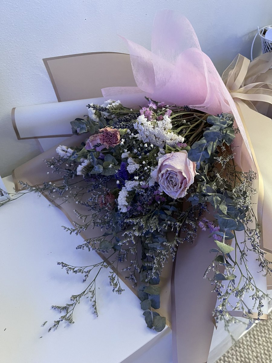 nicfaina's tweet photo. “i’m not letting you buy flowers for yourself anymore because you have me now” 🥺 https://t.co/EBz2G7ADEa