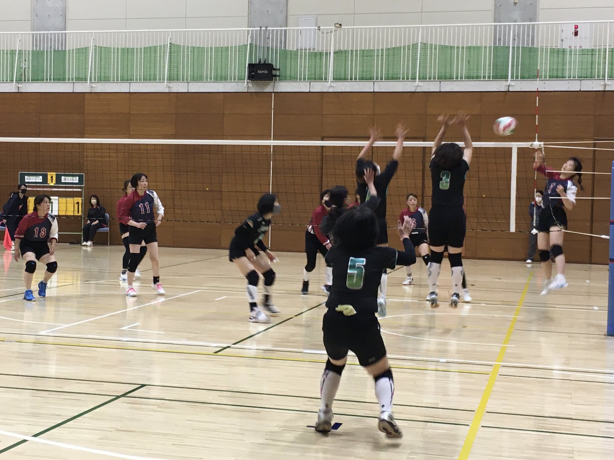 江東区バレーボール連盟 広報部 春季区民大会 2日目 速報 A1 愛宕クラブa Vs 深川クラブ セットカウント2 0 で愛宕クラブaが勝ちました B1 江東さつきシニア Vs 葵クラブ セットカウント0 2 で葵クラブが勝ちました バレ田 バレーボール