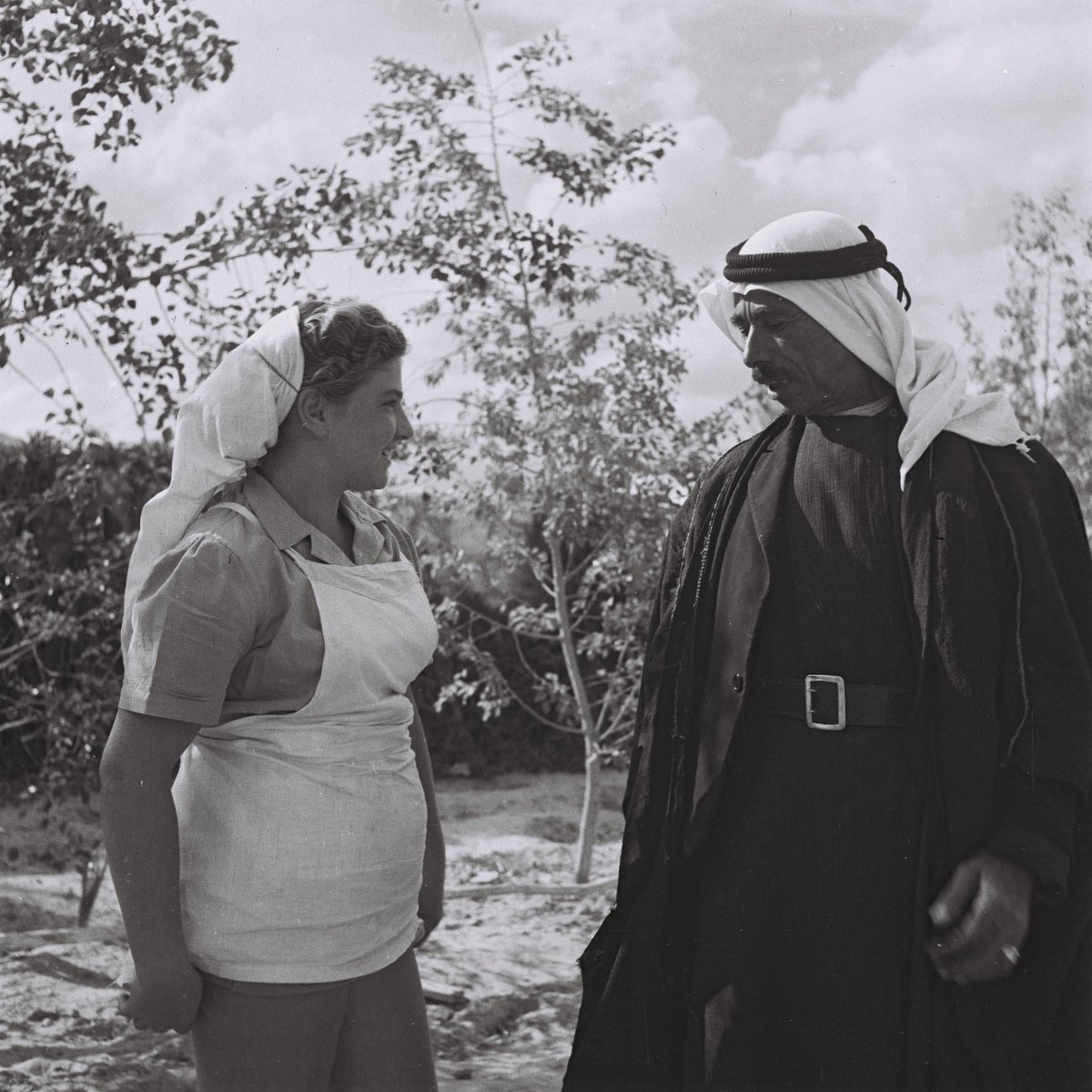 صورة من القرية التعاونية (كيبوتس) مشمار هنيغف عام 1947 ترصد حديثًا وديًا بين امرأة يهودية ورجل عربي يزور…