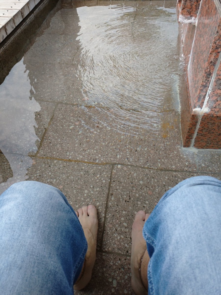 ikurihara's tweet photo. マンション近くのいつもの足湯〜。
暖かいのでいつまでもいれそう♪ https://t.co/5Kvl27J7JZ