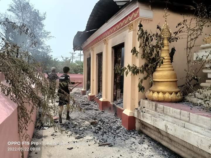 miN13700's tweet photo. [1/2] Junta troops BURNT DOWN abt 100 homes &amp; TORCHED &amp; DESTROYED pagoda &amp; religious buildings (Dhamayone &amp; monastery) in MinTan vlg in Sagaing's Myaung tsp on May21. On May22, locals &amp; PDF comrades tried to put out fire, but failed due to their gunfire.
#WhatsHappeninglnMyanmar https://t.co/Wg6mlzGouH