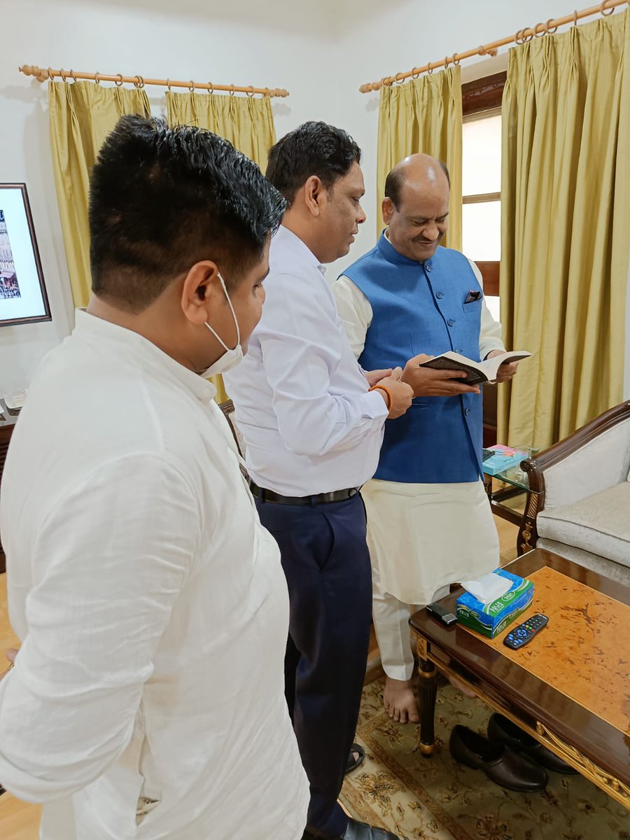 VivekGU79443817's tweet photo. #RajBhavan_Lucknow
उत्तर प्रदेश विधानसभा के नवनिर्वाचित सदस्यों के प्रबोधन कार्यक्रम उपरांत माननीय लोकसभा स्पीकर  #श्री_ओम_बिरला_जी  के साथ लखनऊ #राजभवन में मुलाकात हुई हमारे  साथ बड़े भाई #श्री_पवन_कुमार_आईएएस  जी सर ने अपनी पुस्तक #मैं_हनुमान भेंट स्वरूप दी @BiggBossAshu https://t.co/qCqvra0VcC