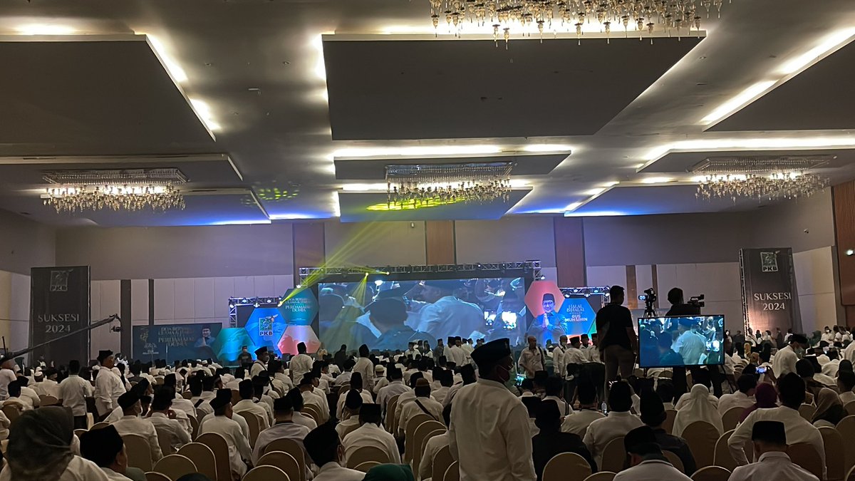 Kondisi terkini acara Doa Bersama Habaib dan Ulama untuk Perdamaian Dunia

#GusMuhaiminUlamaSatuBarisan 
<a href="/cakimiNOW/">A Muhaimin Iskandar</a> <a href="/EmHasanuddin/">M Hasanuddin Wahid</a> <a href="/halimiskandarnu/">ABDUL HALIM ISKANDAR</a> <a href="/DPP_PKB/">DPP PKB</a>