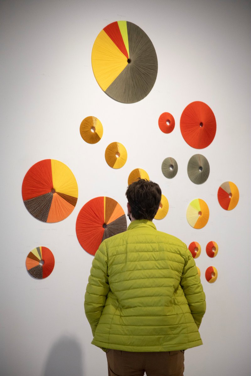 SteMetropole's tweet image. [#Biennaledesign2022] Saint-Étienne Métropole est l&apos;héritière d&apos;un savoir-faire textile unique ! Designers, artisans, coloristes... se sont réunis pour créer l&apos;exposition Relier Délier à l&apos;Ancienne école des beaux-arts ! Dernier week-end pour en profiter ! bit.ly/3wZ1gJt