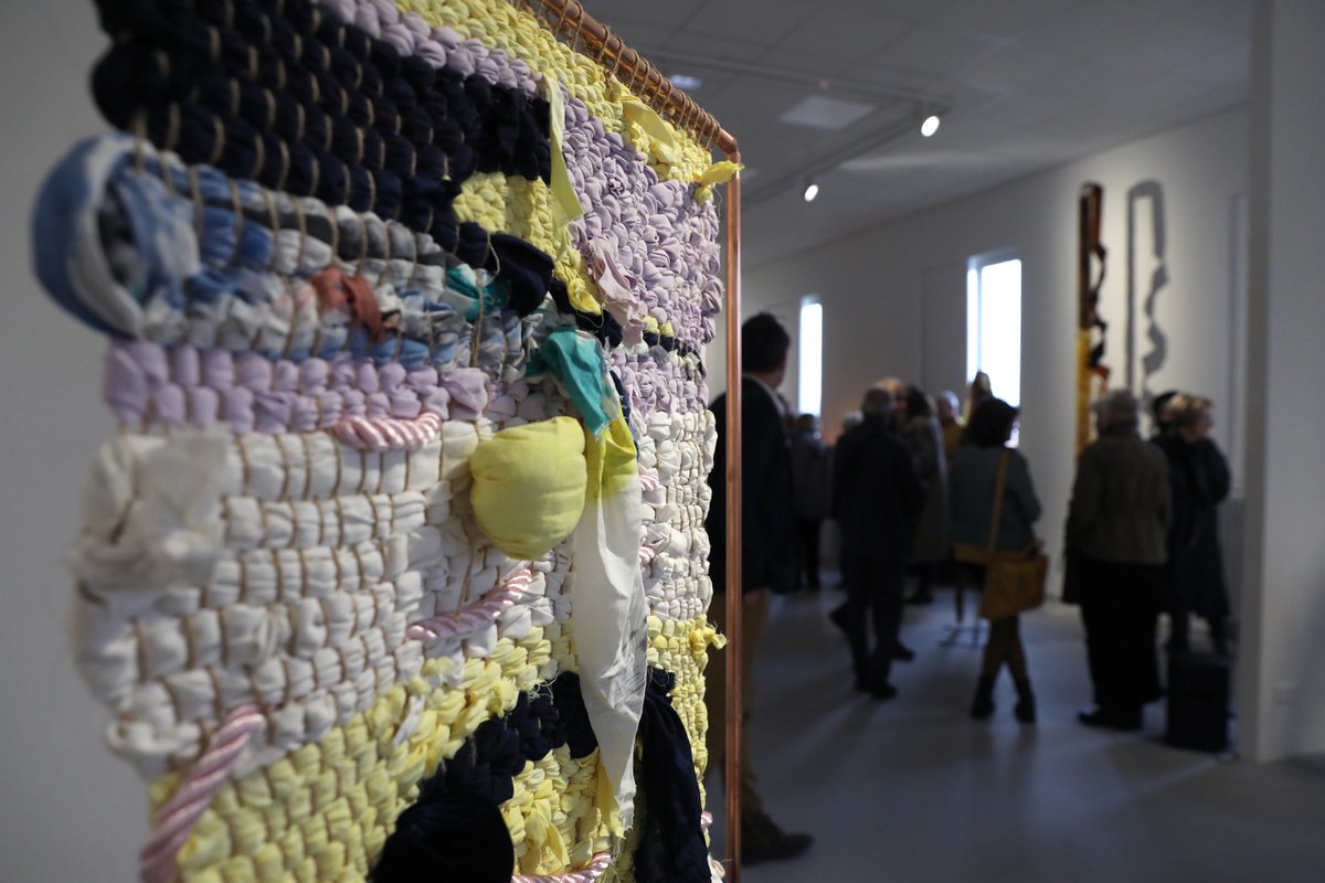 SteMetropole's tweet image. [#Biennaledesign2022] Saint-Étienne Métropole est l&apos;héritière d&apos;un savoir-faire textile unique ! Designers, artisans, coloristes... se sont réunis pour créer l&apos;exposition Relier Délier à l&apos;Ancienne école des beaux-arts ! Dernier week-end pour en profiter ! bit.ly/3wZ1gJt