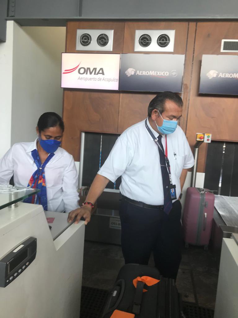LUBAYOD's tweet photo. ¿Cómo es posible que estos 2 empleados de @Aeromexico hayan sido groseros, prepotentes y LO PEOOOOR VIOLENTOS con un cliente? Que a parte era una señora @AM_Escucha https://t.co/CQK5RTVtQh