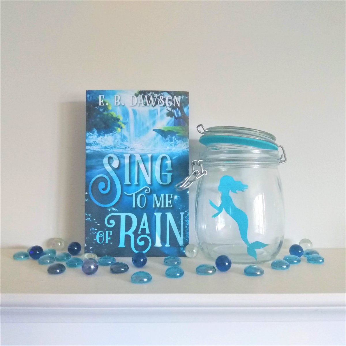 Fehrmaiden17's tweet photo. Happy book birthday to Sing to Me of Rain by E.B. Dawson! 

This story is as just as refreshing as it looks. If you love well-written child characters, found-family traveling parties, tough questions, and thoughtful conversations, this story is your friend.

#mermay https://t.co/XoAuteUDGP