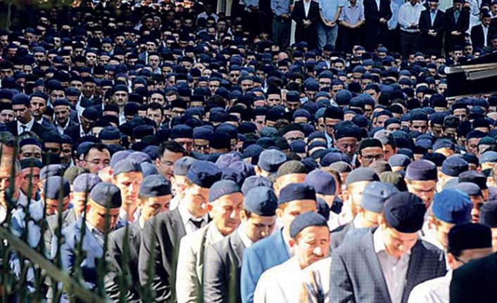 Ayakta çarıkla kazanılmış bu güzel vatanı,
kafada sarıkla gezenlere asla bırakmayacağız..

Siyasal İslam bir beka sorunudur.
Mavi takkeli çok tehlikeli cemaat: Süleymancılar
ulusal.com.tr/haber/8469207/…