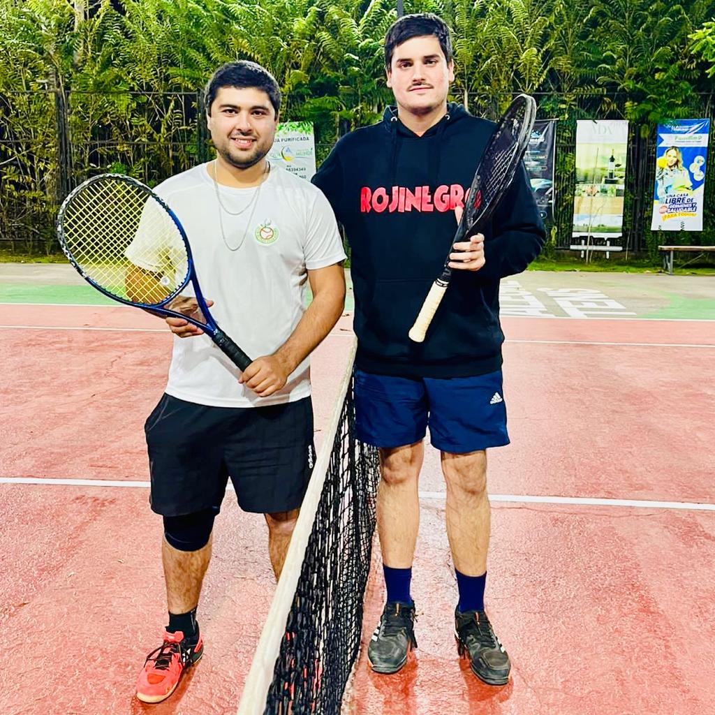 ClubTenisVA's tweet photo. ☝️ Erwin Castillo (der) venció por doble 6-3 a Jaime Bruna, avanzando a Semifinales de nuestro Torneo #GloriasNavales 

9° en el Court 

#VamosPorMás https://t.co/VaNZDcKPMV