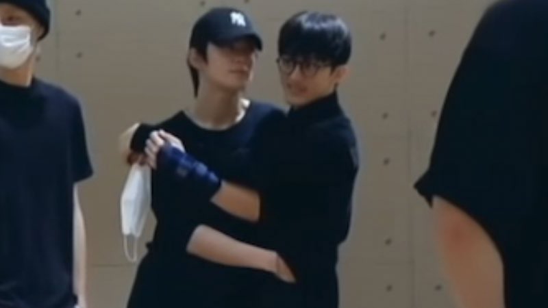 Ieemarkees's tweet image. mark being clingy to jaehyun :(