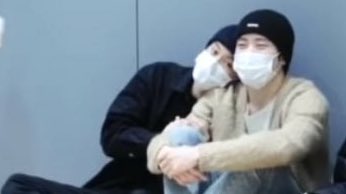 Ieemarkees's tweet image. mark being clingy to jaehyun :(