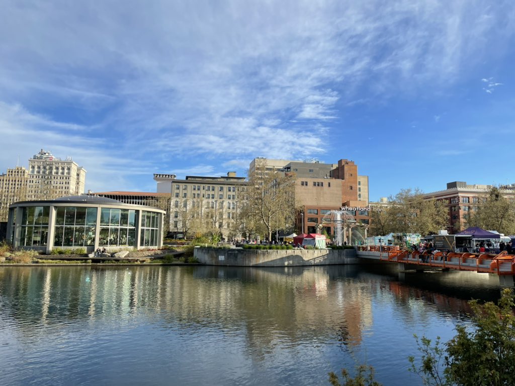 amberwaldref's tweet image. The weather has cleared for the Armed Forces Torchlight Parade! #spokane #lilacfestival