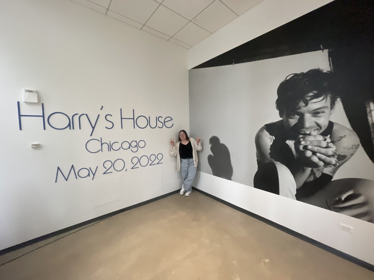 Fanntastic18's tweet photo. Peace. Love. Harry’s House. 

Over 11 years of loving this man has turned into a solo day trip to Chicago. Shout out to the two girls I met in line for letting me join their group!! Such a great day ☻ #HarrysHouse https://t.co/P2RnrhRq3N