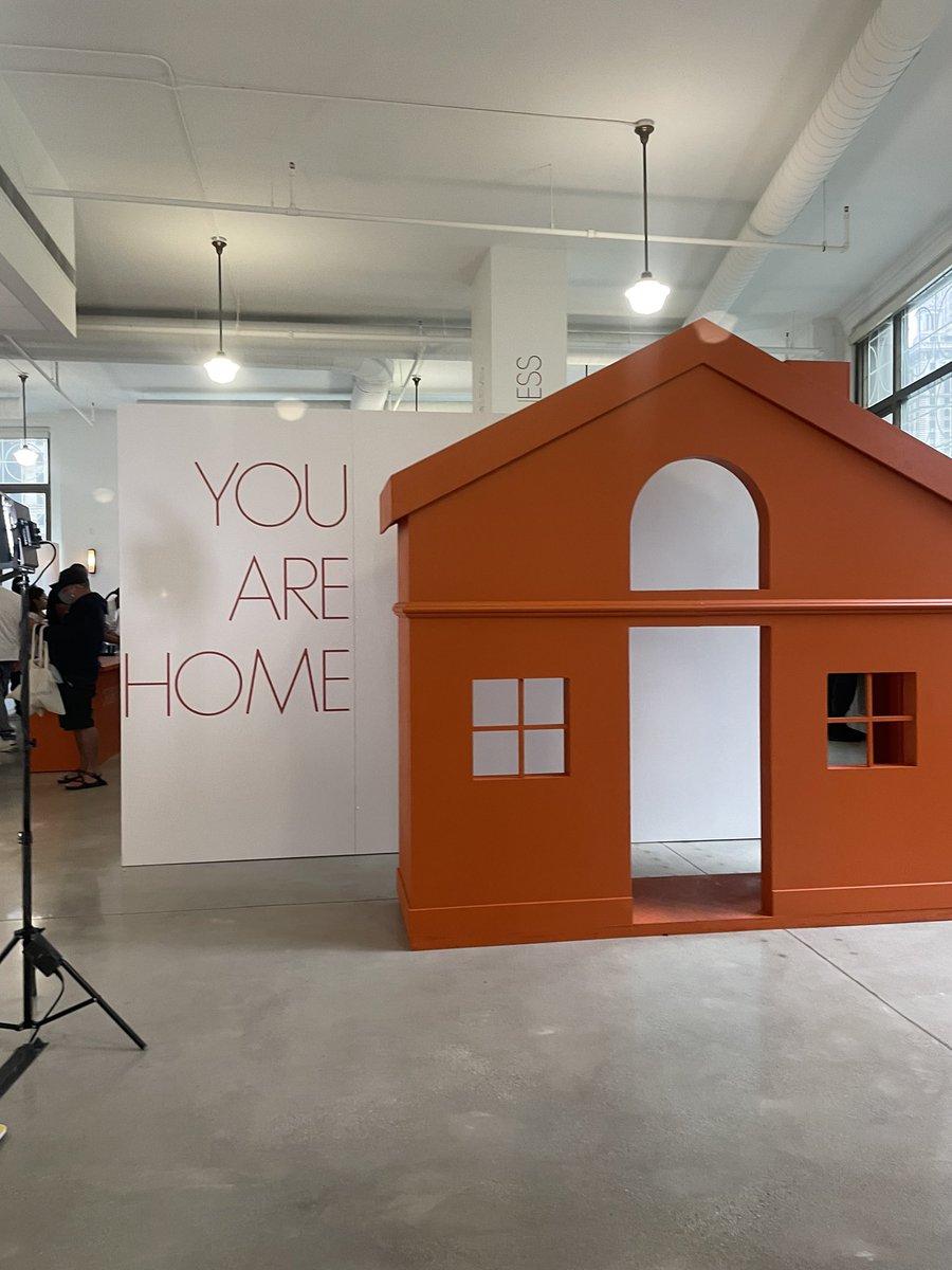 Fanntastic18's tweet photo. Peace. Love. Harry’s House. 

Over 11 years of loving this man has turned into a solo day trip to Chicago. Shout out to the two girls I met in line for letting me join their group!! Such a great day ☻ #HarrysHouse https://t.co/P2RnrhRq3N