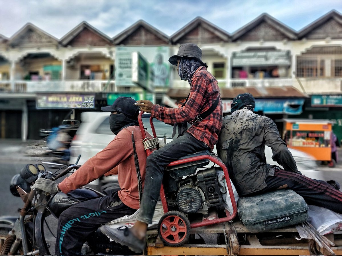 Waktu takkan berkhianat, biarkan keringat menuai senyuman di akhir kisah. Selamat berakhir pekan wahai para pejuang nafkah.

#kerja 
#kerjakeras
