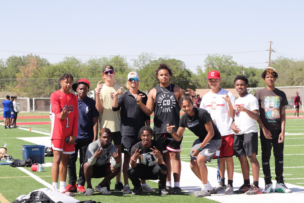 Thamannjr's tweet photo. These kids stayed and cheered for the young fellas. That's #Ohana. Love you boys! https://t.co/csKae8cL8n