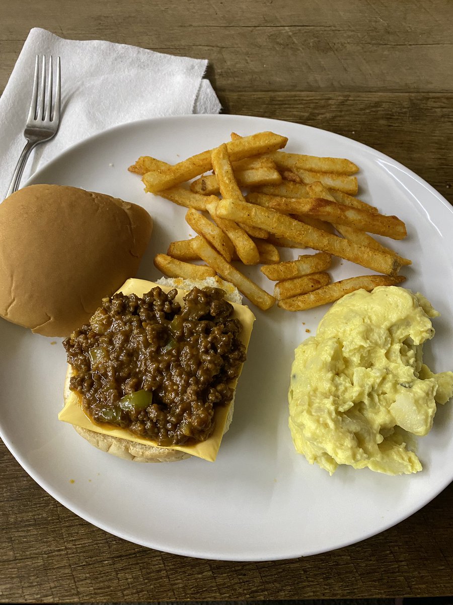 Crimson_Blood_7's tweet photo. #dinnertime🍴😋 #supper #sloppyjoes #sloppyjoe #potatosalad #frenchfries https://t.co/NjsKdtpFG5