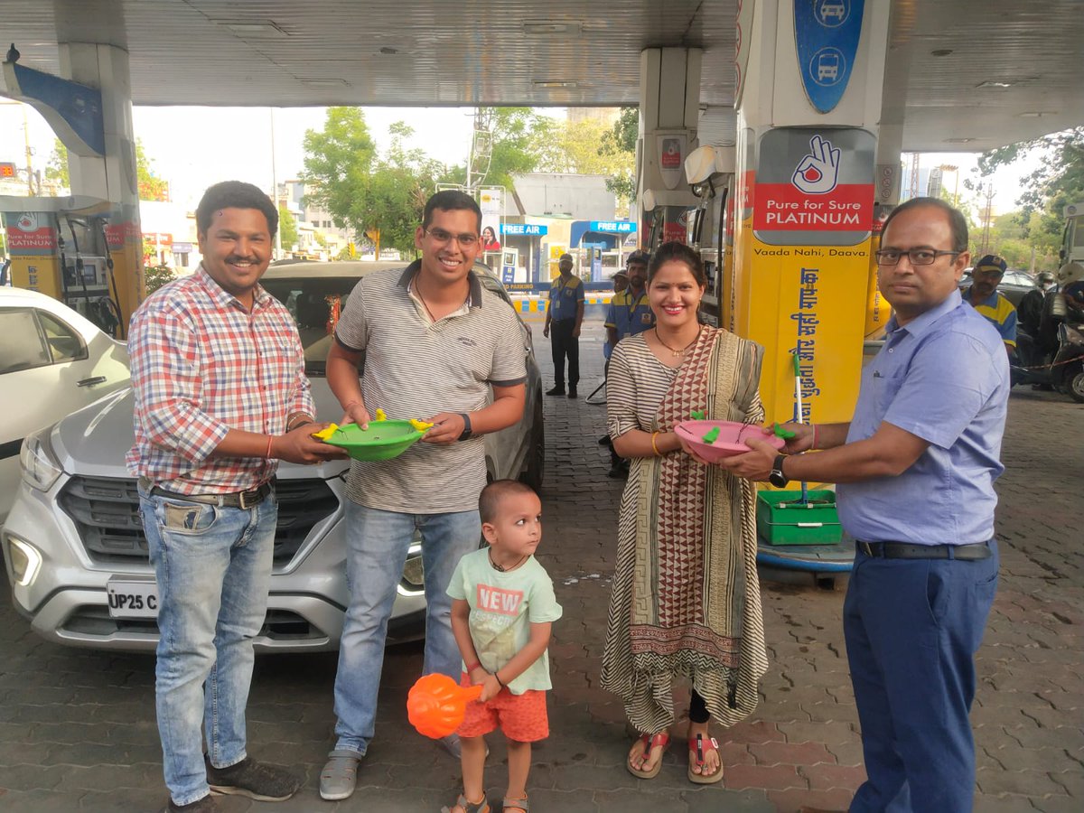 NamanFuelCentre's tweet photo. Birds need us this summer's 
Let's do our bit.
Distributing 1000 Nos Sikora's to our customers.
#birds #savebirds  #bpcl  @BPCLimited @BPCL_Jodhpur @sudhanshu171 https://t.co/3G3fkJinP5