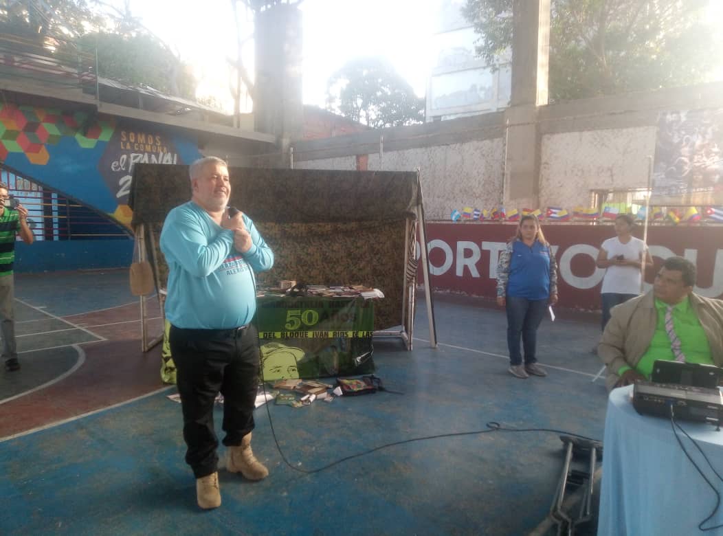 SantrichVive22's tweet photo. @longarobert_23 de las Fuerzas Patrióticas Alexis Vive dando sus palabras en el Acto político-cultural "Jesús Santrich Vive", una fiesta de la memoria, lucha, de la poesía, música, ternura e internacionalismo! @abp_noticias @SantrichVive #XenofobiaCero https://t.co/ayNCcTOG0Z