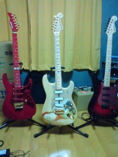 GRANDCROSSTOUR's tweet photo. #LArcenCiel #30thLAnniversaryLIVE #30thラニバ #GRETSCH #FERNANDES #Fender #ESP #GLAMBELLY #ギター #ベース 昨日の30周年ライブ1日目が終わったので、また記念に撮影しました。14年前はkenちゃんギター 3本だけでしたが、現在は色鮮やかに。後ろのカーテンは、変わってませんが(笑) https://t.co/Et63P3KG4h