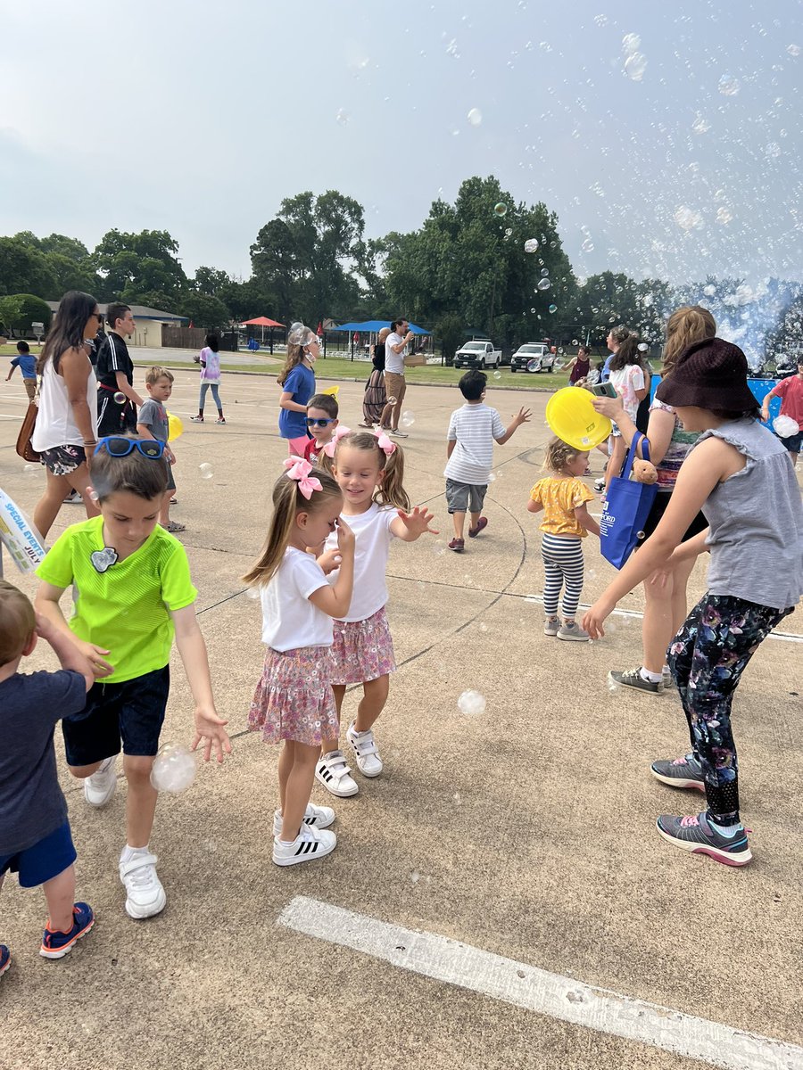 SGE_JShaw's tweet photo. These future SGE Cougars had a blast kicking of their summer reading at @HEBReads! @HEBISDpeople @HurstLibrary @EulessLibrary @CityofBedfordtx @TheCityofHurst @cityofeuless https://t.co/zCIXu6E2Um