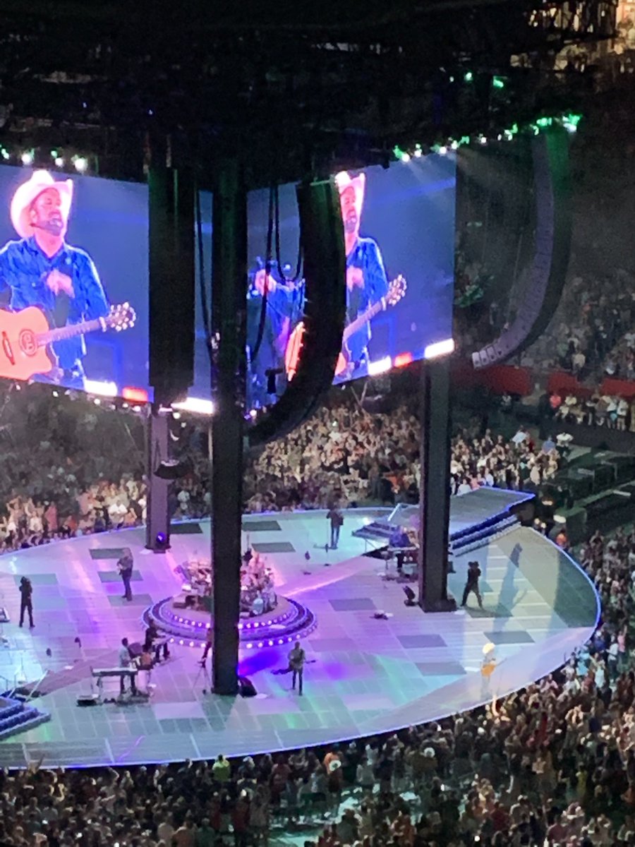 CoachD_EB's tweet image. #GarthBrooks #GilletteStadium