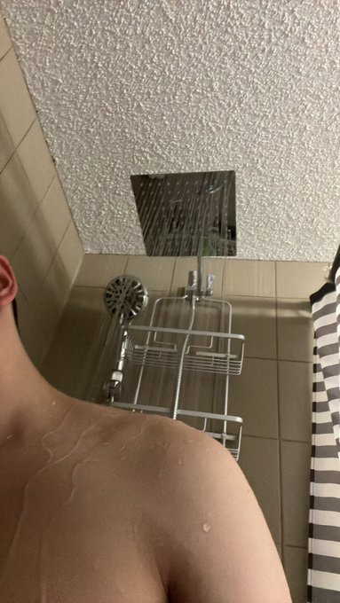 Loving this new shower set up 💦 who wants to try it out 😈 https://t.co/XyyKtSQ4Hx