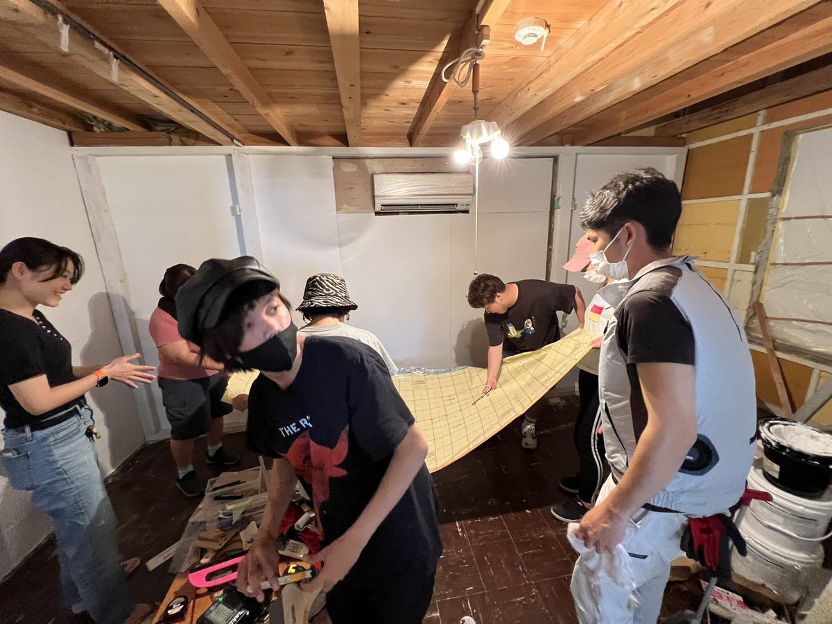 ctn_house's tweet photo. 最終日！！壁作りチーム、壁紙貼りチーム、そしてBBQチームに分かれて今日もがんばります💪💪 https://t.co/qjgwHeFsRj