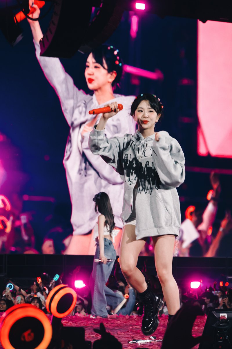 220514 - “Feel free to beyourself my dear” 

#TWICEinLA #TWICE #트와이스 #chaeyoung #TWICE_4TH_WORLD_TOUR #TWICE_4TH_WORLD_TOUR_ENCORE