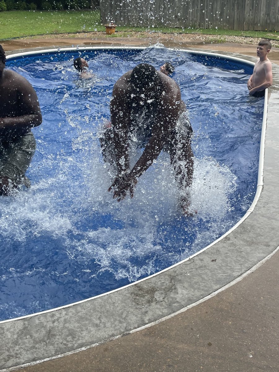 This is 315lbs exploding out the water…Squat 405 15xs. ⁦<a href="/AabelRob60/">Aabel</a>⁩ DT/OL C/o 23