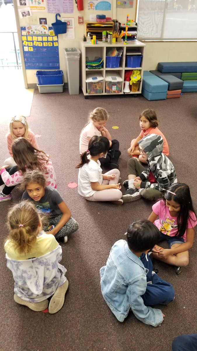 asmith_edu's tweet photo. What is sound? How is it created and how does it change? Students investigate and discuss the nature of vibration as active scientists!
#dmheights https://t.co/pylfsCxPcn
