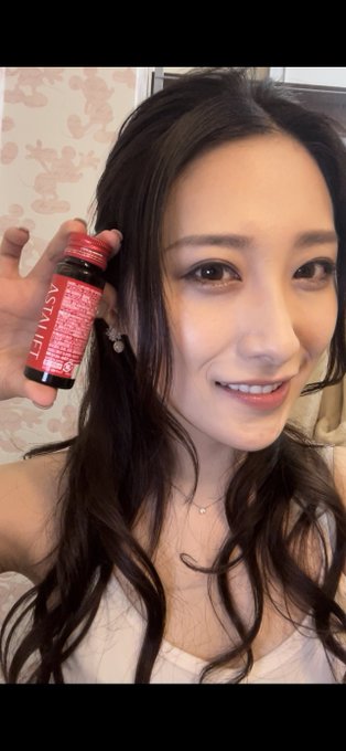 本日はまさおさんにてスタジオ撮影会です💛 差し入れで頂いたコラーゲンドリンクをいただきます😸✨ https://t.co/TUPVyZ7PHo