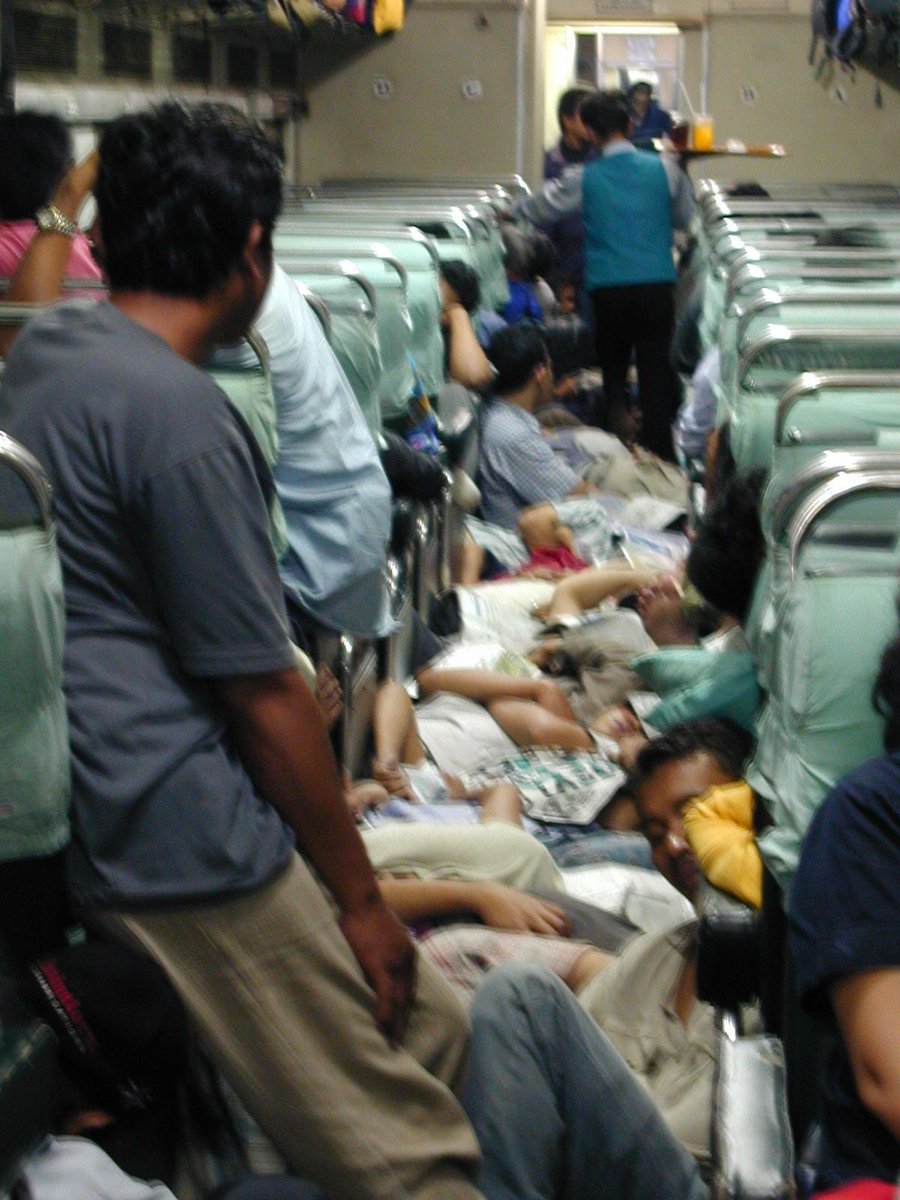 Suasana tidur di kereta api, tahun 2001
Dalam keterangan foto, Bambang menjelaskan saat itu dia harus berdiri 12 jam di depan toilet karena tidak kebagian tempat duduk, apa lagi tempat tidur. 
📸 By Bambang Subaktyo/Flickr