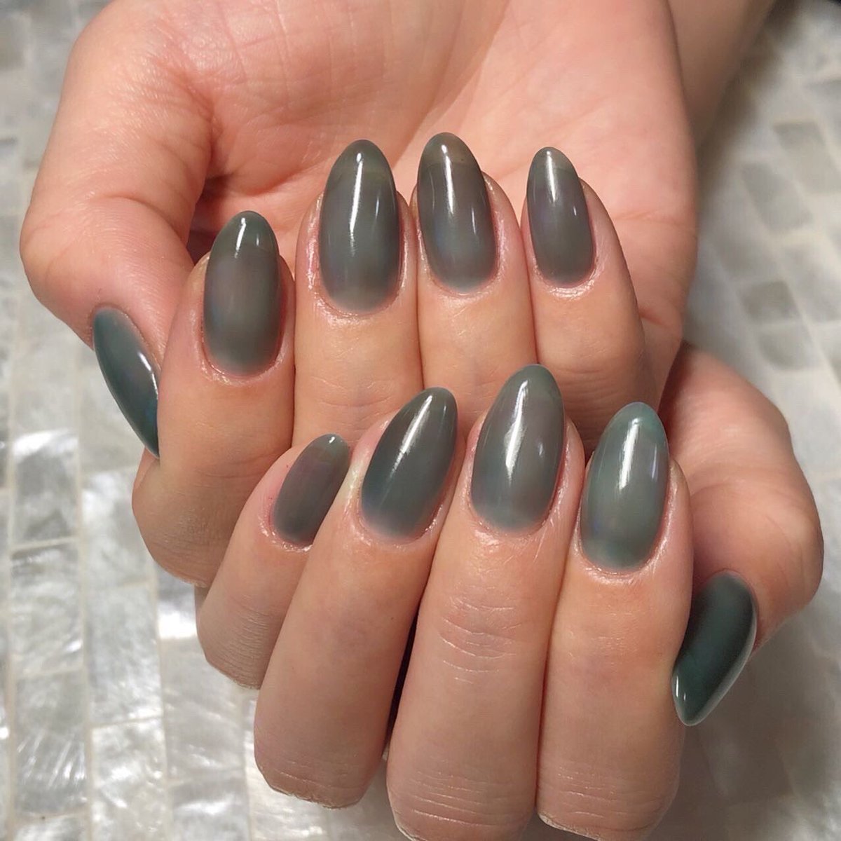 HOMEI_nail's tweet photo. ねこ's nail🖤
#NE71 を2度塗りし、#NE52 を1度重ねるとこのような色合いになります〜🥳
仕上げに #スペシャルトップジェル でツルンと✨
透明感抜群なので涼しげ〜
是非試してみてくださいね🙌
ねこ本日川崎アトリエに入店してます😸
#HOMEIウィークリージェル
#ワンカラーネイル
#重ね塗り https://t.co/Ml5a5AHeOX
