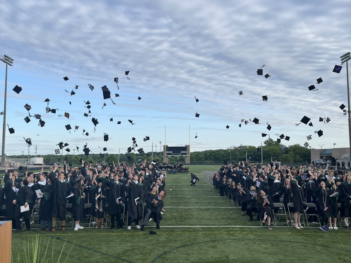 KastelicBVSW's tweet photo. Congratulations, Class of 2022! We are so proud of you 💚🐺 #swpride https://t.co/k7mJq7Kh5N