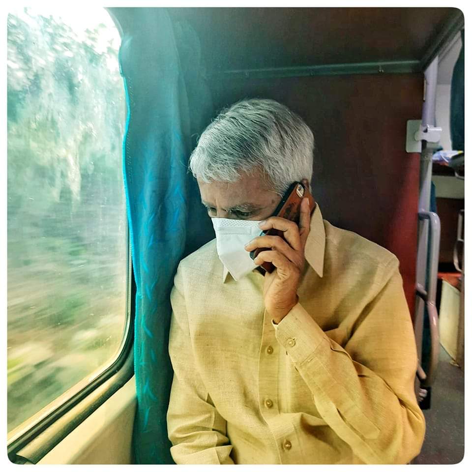 ఈ రోజు ఉదయం ఆదిలాబాద్ తెలుగుదేశం పార్టీ పార్లమెంటు సమావేశానికి  హైదరాబాద్ నుండి తెలంగాణ ఎక్ష్ప్రెస్స్ ట్రైన్లో బయలుదేరిన తెలుగుదేశం పార్టీ పోలిట్ బ్యూరో సభ్యులు, మాజీ పార్లమెంట్ సభ్యులు, మాజీ ఎమ్మెల్యే రావుల చంద్రశేఖర్ రెడ్డి గారు....<a href="/cbn_followers/">CBN Followers</a> <a href="/naralokesh/">Lokesh Nara</a> <a href="/ncbn/">N Chandrababu Naidu</a>