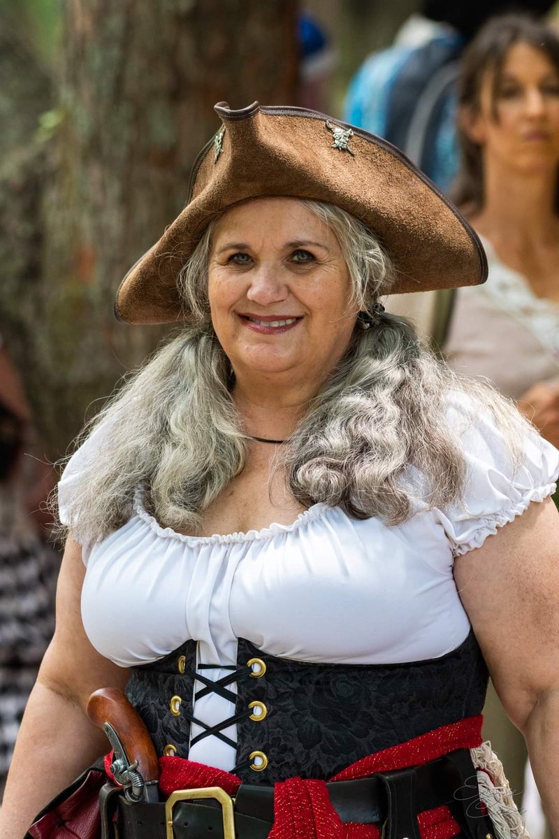 sherrylparrot's tweet photo. Crazy mee at a local Renaissance Festival for Pirate weekend last week, & today on Scottish weekend, at Oklahoma Renaissance Festival . #OklahomaRenaissanceFestival
#OKRF
#pirates
#Scottish
#IamaRennie https://t.co/R9skN4VwZU