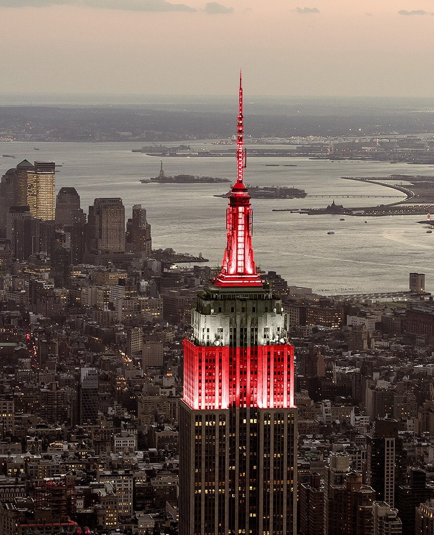 checktherhyme1_'s tweet photo. The Empire State Building lit up in honor of Biggie's 50th birthday. https://t.co/8390tuoXUA