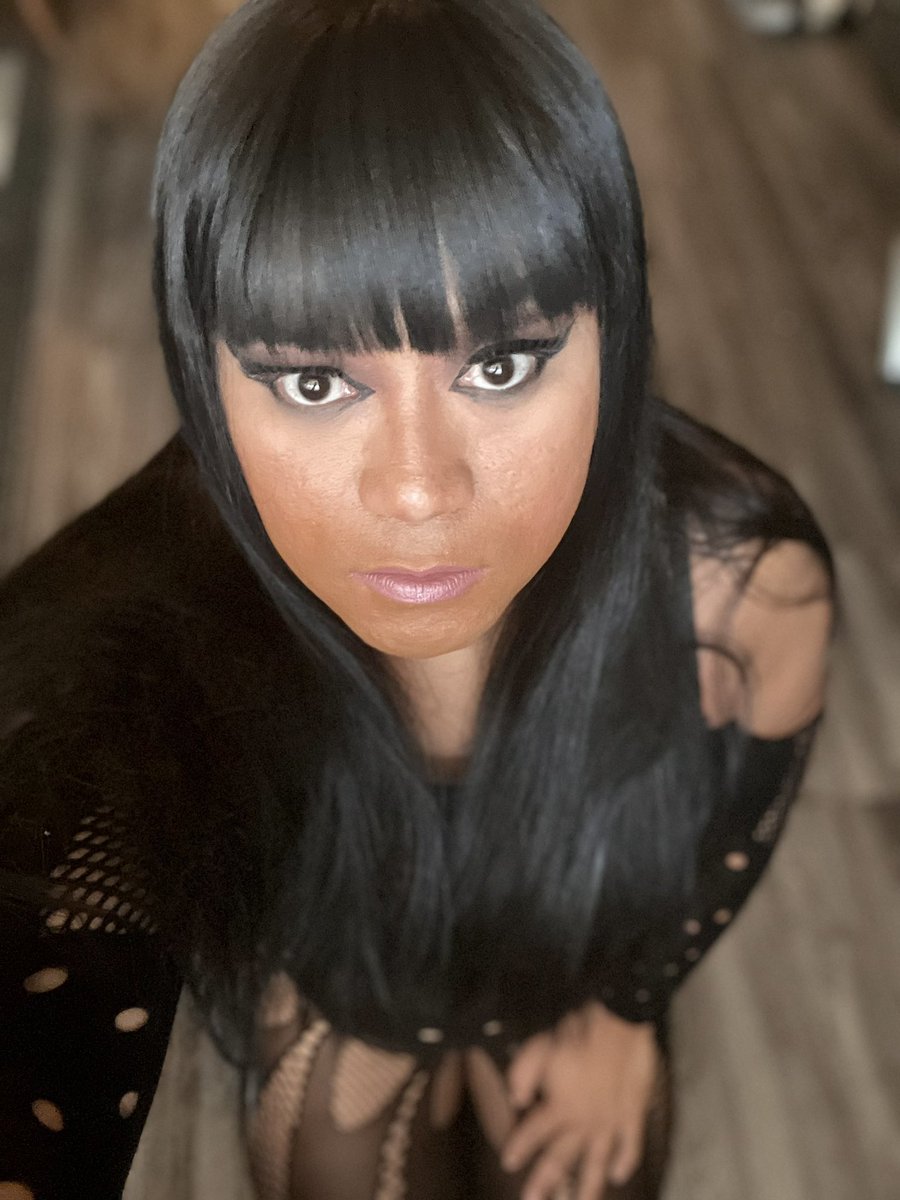 jharvilicious's tweet photo. Do I look good in black? https://t.co/zJkDN23UFx